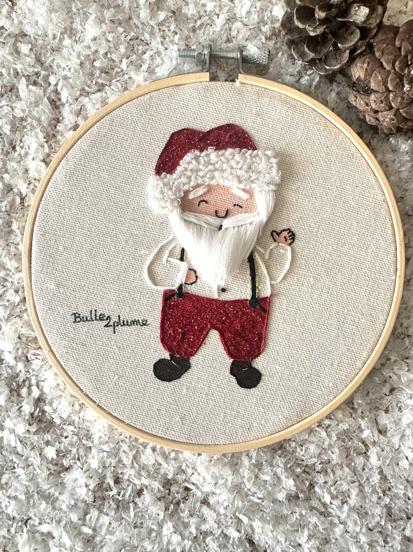 Broderie Père Noël faite main – Décoration de Noël artisanale en lin | Bulle2plume