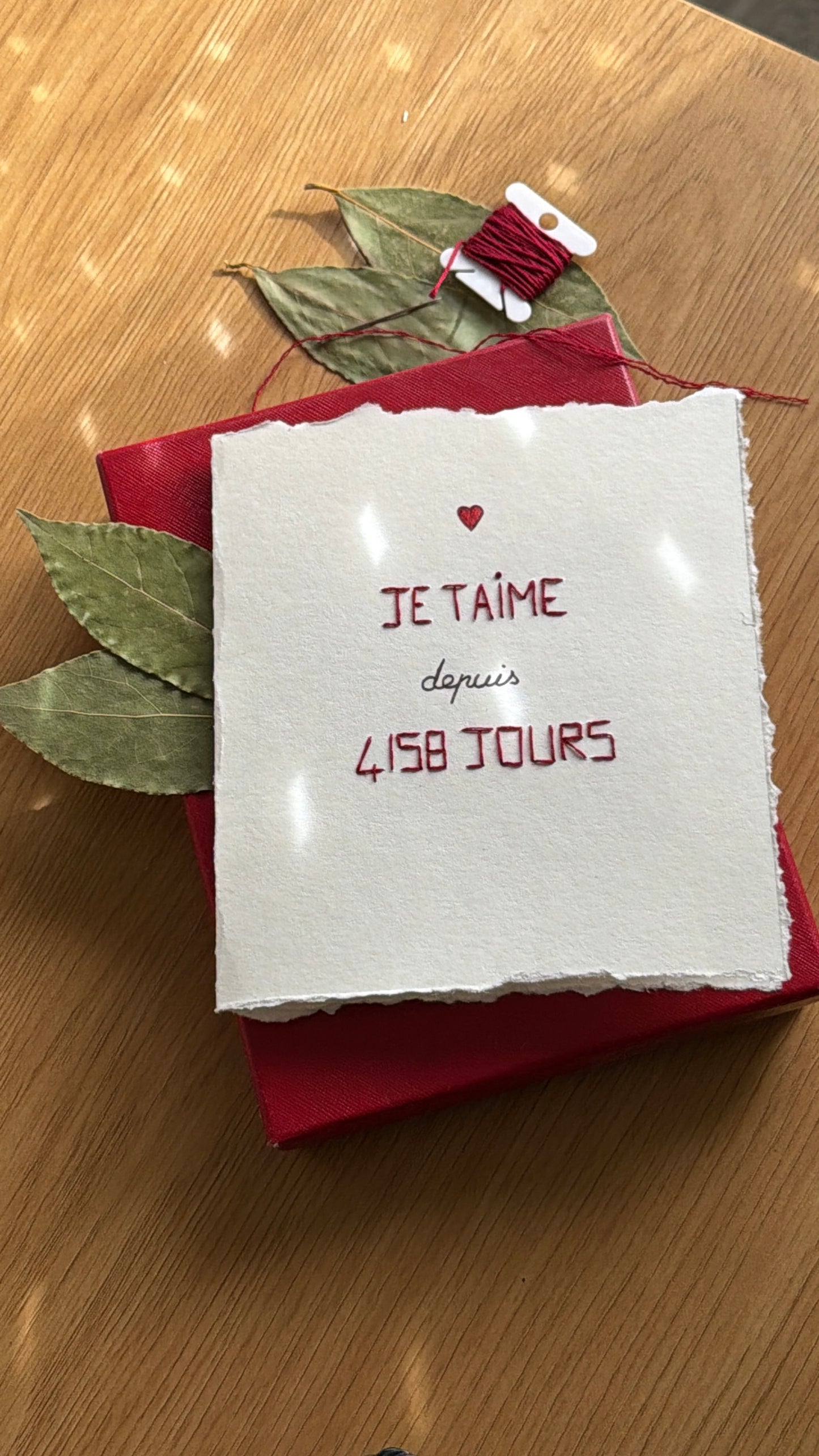 Carte Saint-Valentin personnalisée – Je t’aime depuis … jours
Carte d’amour Saint-Valentin 2026 – Brodée main et personnalisée à votre date de rencontre